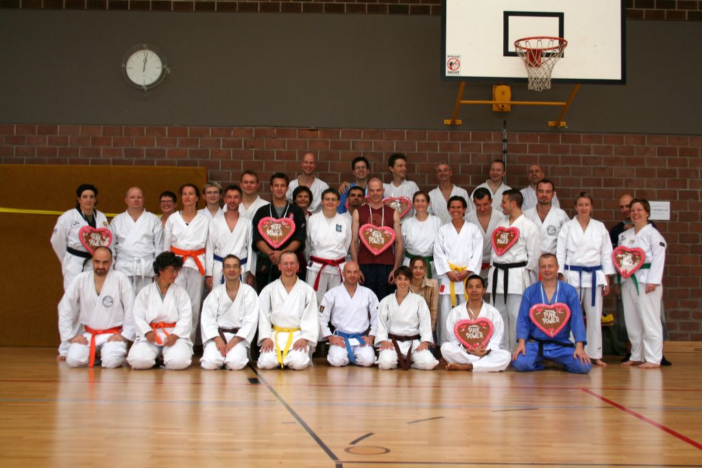 Gruppenfoto mit PINK POWER 2006-Herzen